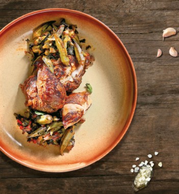 Ελληνικά μαγειρευτά: Κοτόπουλο με μπάμιες και μαστίχα Χίου